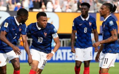 Con dos goles de Mbappé, Francia aplastó 3-0 a Suecia y jugará con Paraguay en los octavos de final