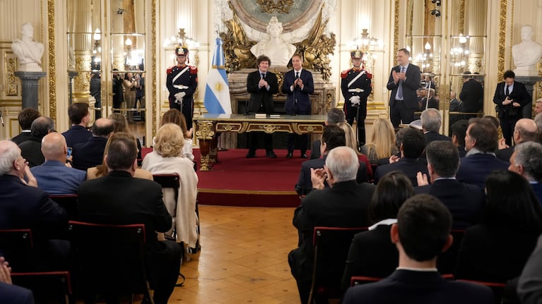 del-abrazo-entre-milei-adorni-y-santilli-al-saludo-de-karina-milei-con-patricia-bullrich-la-trastien-20260701-014258