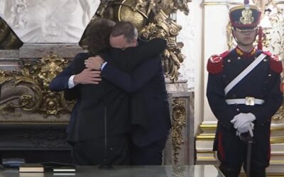 El momento en que Milei, Adorni y Santilli se abrazaron después de la jura del nuevo jefe de Gabinete