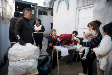 El Municipio entregó módulos alimentarios y frazadas a familias junto a la Parroquia Nuestra Señora de Guadalupe