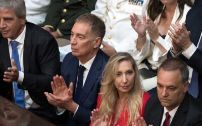 Horas decisivas para Manuel Adorni: Javier Milei vuelve de España y en el Gobierno dan por hecho la llegada de Diego Santilli