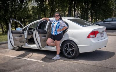 Una cordobesa convirtió un auto prestado en una casa para seguir a la Selección en el Mundial: “Lo hago por amor”