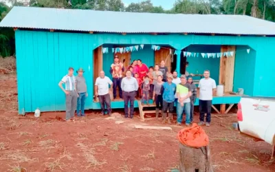 Un docente recorrió más de 1.000 kilómetros para iluminar una escuela rural