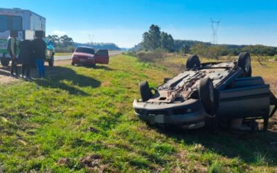 Se distrajo con el celular, despistó y volcó su auto en la Ruta 14: la conductora resultó herida