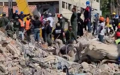 Tras cinco días de búsqueda, los rescatistas encontraron a una persona con vida e intentan sacarla de abajo de los escombros