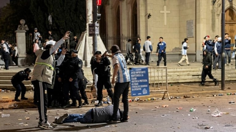 agredio-a-un-policia-durante-los-festejos-por-la-seleccion-la-imputaron-y-no-podra-celebrar-la-final-20260718-002521
