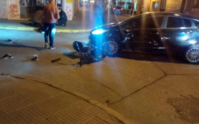 Dos adolescentes sufrieron graves fracturas tras choque entre moto y auto en Victoria