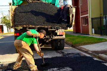 El Plan Calle a Calle continúa con trabajos de bacheo en Villa Hermosa