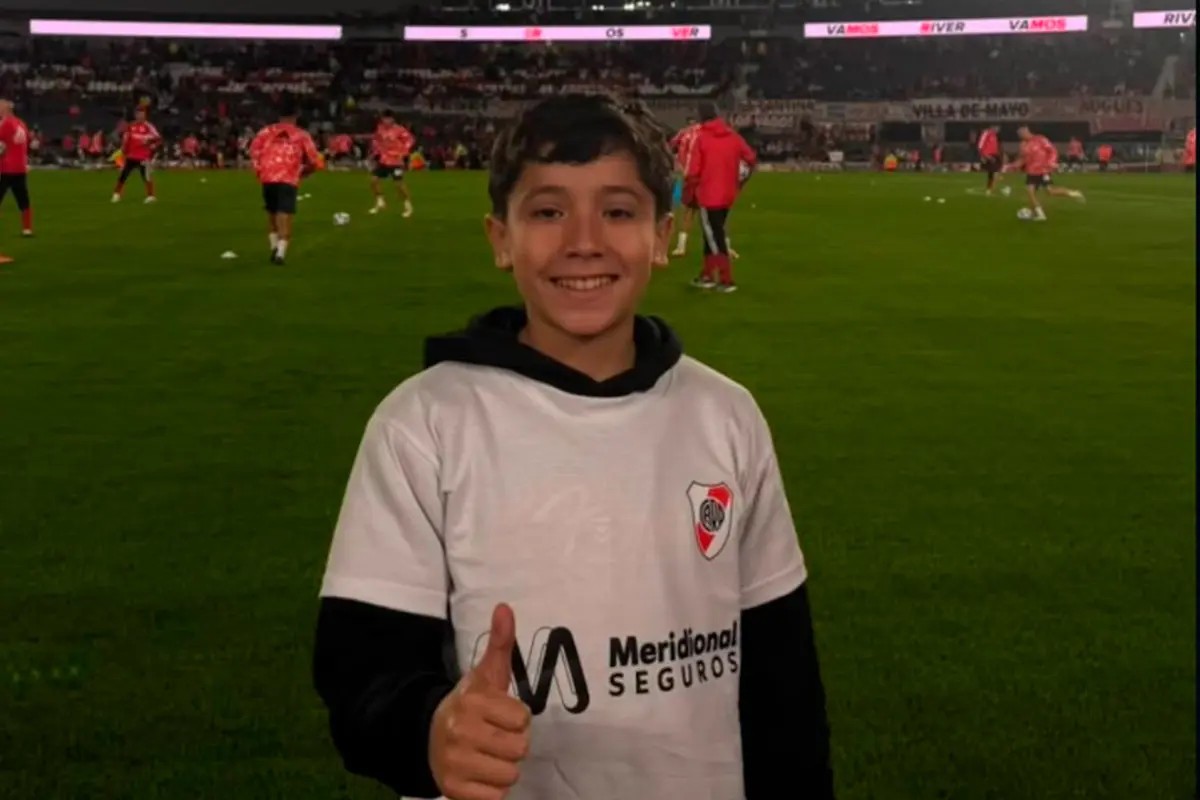 esteban-bogado-cumplio-el-sueno-de-salir-al-monumental-junto-a-los-jugadores-de-river-20260727-032838