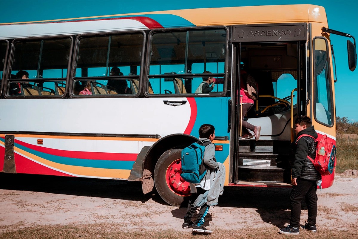 la-justicia-amplio-el-recorrido-de-un-colectivo-para-garantizar-que-cuatro-ninos-lleguen-a-la-escuel-20260714-162745