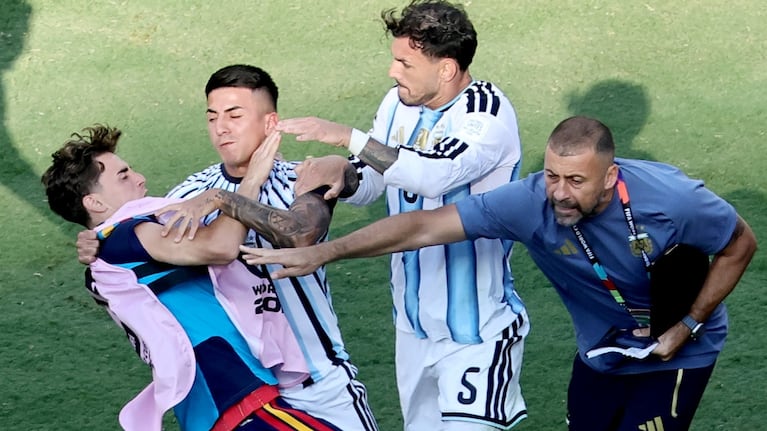 lo-que-la-transmision-oficial-no-mostro-la-brutal-pelea-de-paredes-y-gavi-tras-el-final-del-partido-20260720-000758
