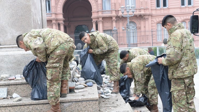 retiraron-de-plaza-de-mayo-las-piedras-en-homenaje-a-las-victimas-de-covid-19-para-el-operativo-por-20260719-001838