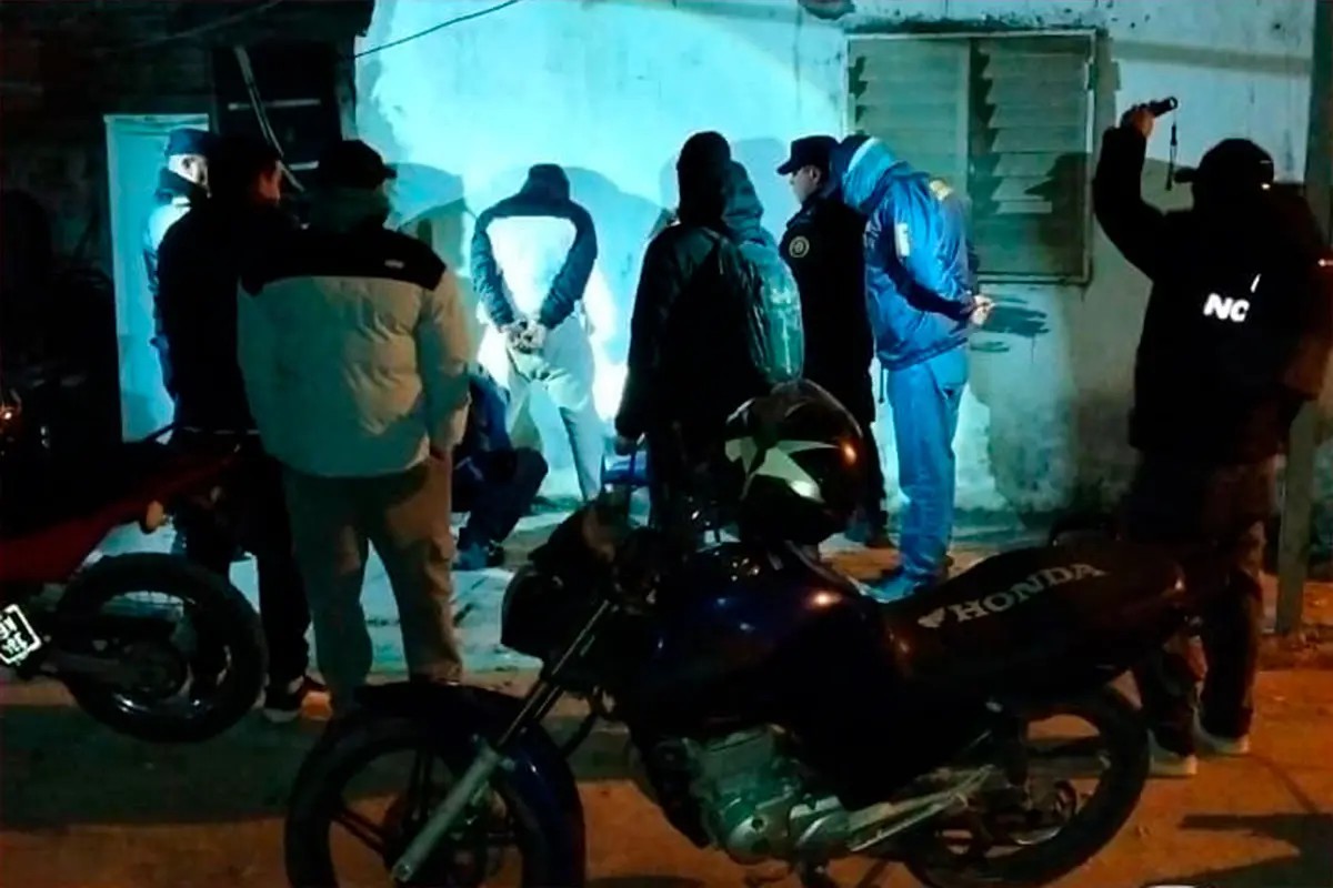 venta-de-droga-en-lomas-del-mirador-ii-arrestaron-al-hombre-profugo-y-son-14-los-detenidos-20260706-070423