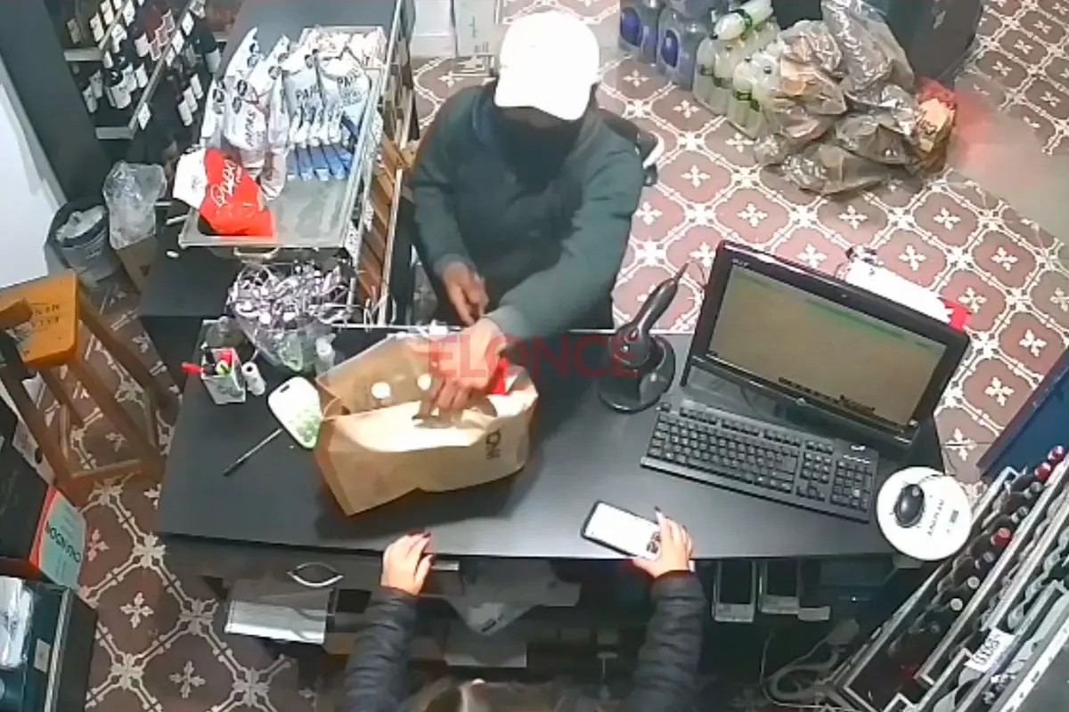 video-delincuente-asalto-con-un-cuchillo-un-comercio-de-bebidas-y-quedo-filmado-20260703-025201