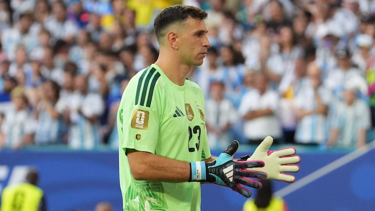 video-la-arenga-del-dibu-martinez-que-encendio-a-la-seleccion-antes-del-partido-20260712-020242