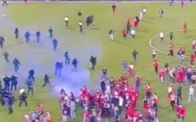 Brutal pelea entre hinchadas de Independiente Santa Fe y América de Cali: barrabravas invadieron la cancha y el partido fue suspendido