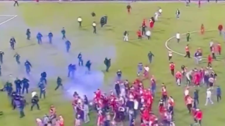 brutal-pelea-entre-hinchadas-de-independiente-santa-fe-y-america-de-cali-barrabravas-invadieron-la-c-20260823-020405