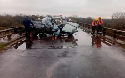 Camioneta chocó contra la baranda de un puente y dos personas sufrieron heridas graves