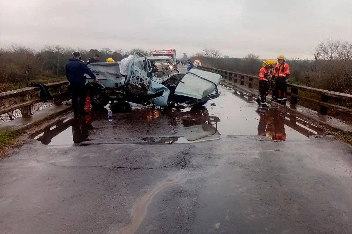 camioneta-choco-contra-la-baranda-de-un-puente-y-dos-personas-sufrieron-heridas-graves-20260804-072943