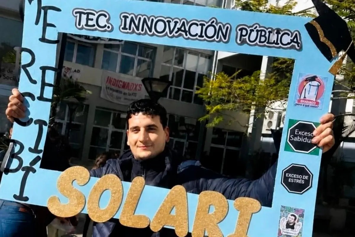 ejemplo-de-superacion-es-hipoacusico-y-obtuvo-su-segundo-titulo-universitario-en-un-ano-20260830-211339