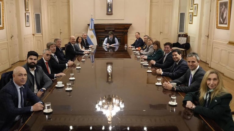 el-gobierno-busca-recuperar-la-centralidad-en-la-agenda-y-les-pide-a-sus-ministros-que-salgan-a-defe-20260825-021326