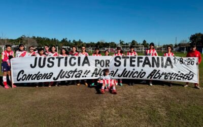 Emotivo homenaje a Stefanía Sosa: Desplegaron una bandera para pedir justicia en la previa de un partido