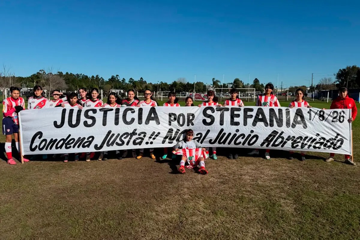 emotivo-homenaje-a-stefania-sosa-desplegaron-una-bandera-para-pedir-justicia-en-la-previa-de-un-part-20260809-091035