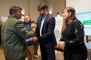 Entregaron certificados de capacitación a personal de Obras Sanitarias