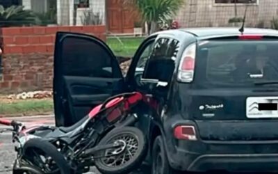 Grave choque entre un auto y una moto: joven de 19 años fue derivado a Paraná