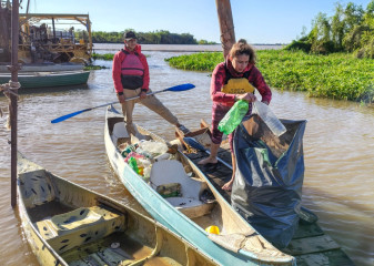 La Escuela Municipal de Canotaje realizó una jornada de limpieza del río Paraná