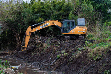 La Municipalidad intensifica las tareas preventivas de limpieza y mantenimiento en el arroyo Antoñico