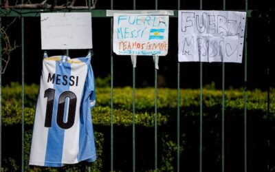 Los mensajes de apoyo a Lionel Messi en la puerta del cementerio donde despidieron a su papá
