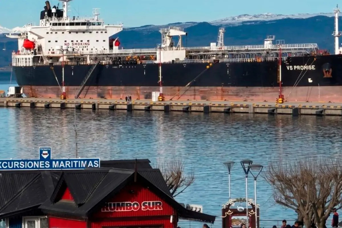protesta-en-ushuaia-por-el-amarre-de-un-petrolero-britanico-que-ley-habria-vulnerado-20260826-181135