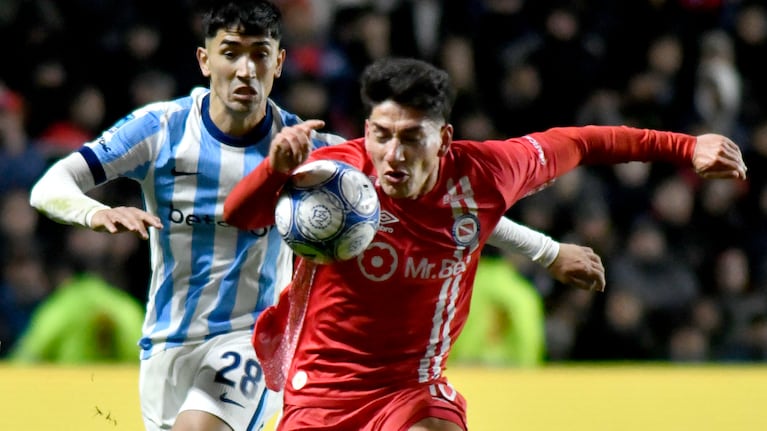 racing-perdio-ante-argentinos-juniors-y-extendio-su-mal-momento-en-el-torneo-clausura-20260810-011917