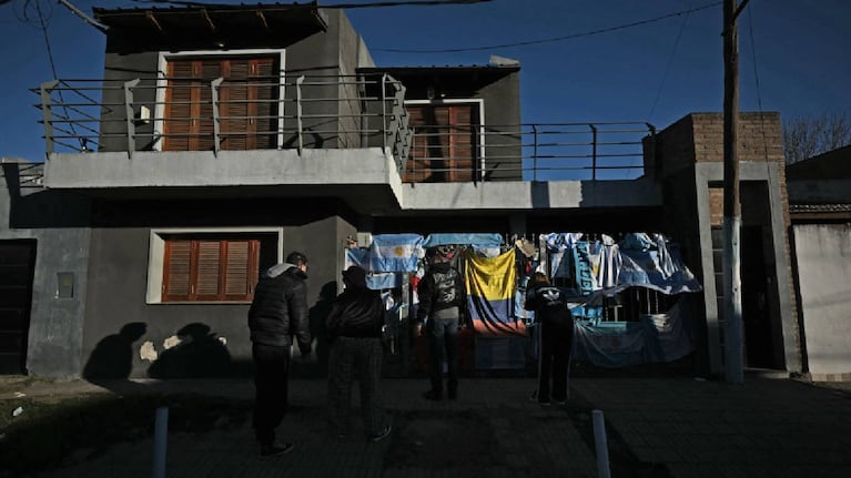 rosario-despide-a-jorge-messi-banderas-mensajes-y-el-silencio-respetuoso-del-barrio-donde-se-crio-li-20260809-001245