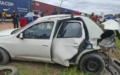 Un tren arrolló un auto en Córdoba: cinco ocupantes alcanzaron a bajar y una mujer quedó dentro