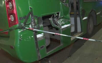 Un tren de carga chocó a un colectivo con pasajeros en La Boca: hubo siete heridos