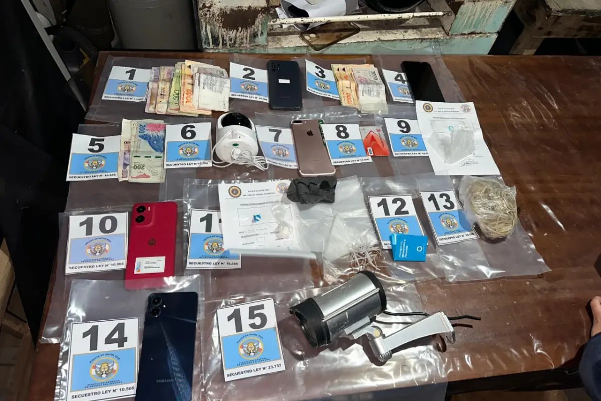 allanamiento-por-narcomenudeo-en-barrio-los-flores-detuvieron-a-una-mujer-y-secuestraron-cocaina-20260911-020802