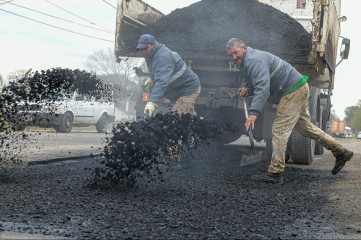 Avanzan con trabajos de bacheo en un tramo de avenida Jorge Newbery
