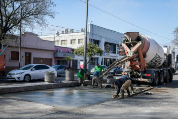 Calle a Calle: avanzan las obras de recuperación vial con una intervención en hormigón sobre avenida Ramírez