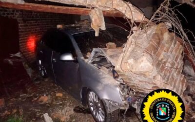 Despistó en el acceso a Piedras Blancas, chocó contra una vivienda y resultó herido