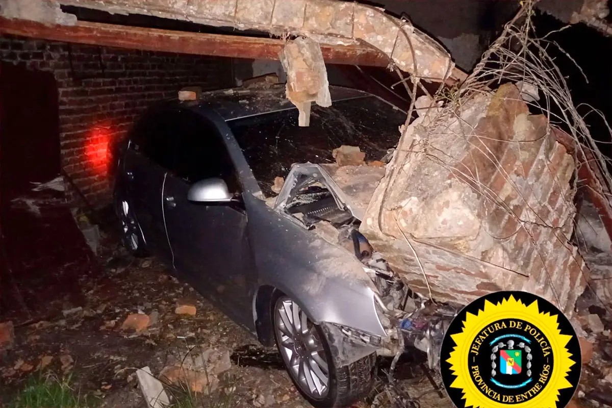 despisto-en-el-acceso-a-piedras-blancas-choco-contra-una-vivienda-y-resulto-herido-20260905-000156