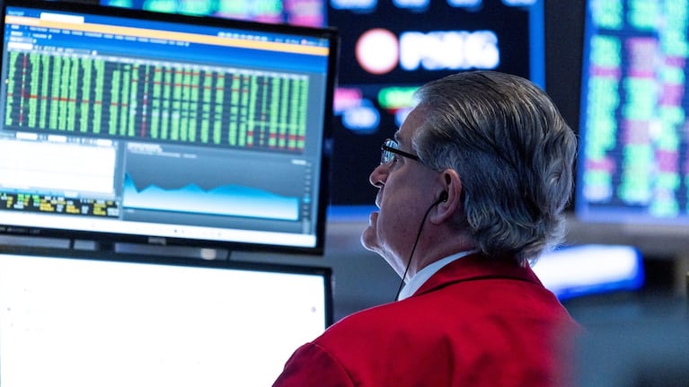 el-riesgo-pais-volvio-a-ubicarse-por-debajo-de-los-500-puntos-y-el-dolar-oficial-bajo-5-en-el-banco-20260904-001453