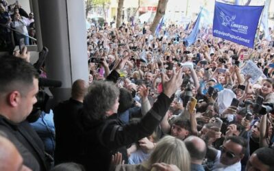 Javier Milei y Diego Santilli activaron la campaña bonaerense: visitaron el Polo Industrial de Bahía Blanca y encabezaron una caminata con la militancia
