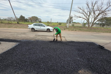 Mejoran la transitabilidad con trabajos de bacheo en avenida Newbery