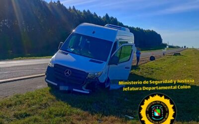 Minibús con estudiantes de Diamante despistó, chocó el guardarraíl y el chofer evitó que volcara