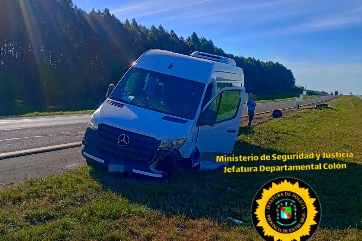 minibus-con-estudiantes-de-diamante-despisto-choco-el-guardarrail-y-el-chofer-evito-que-volcara-20260918-070730
