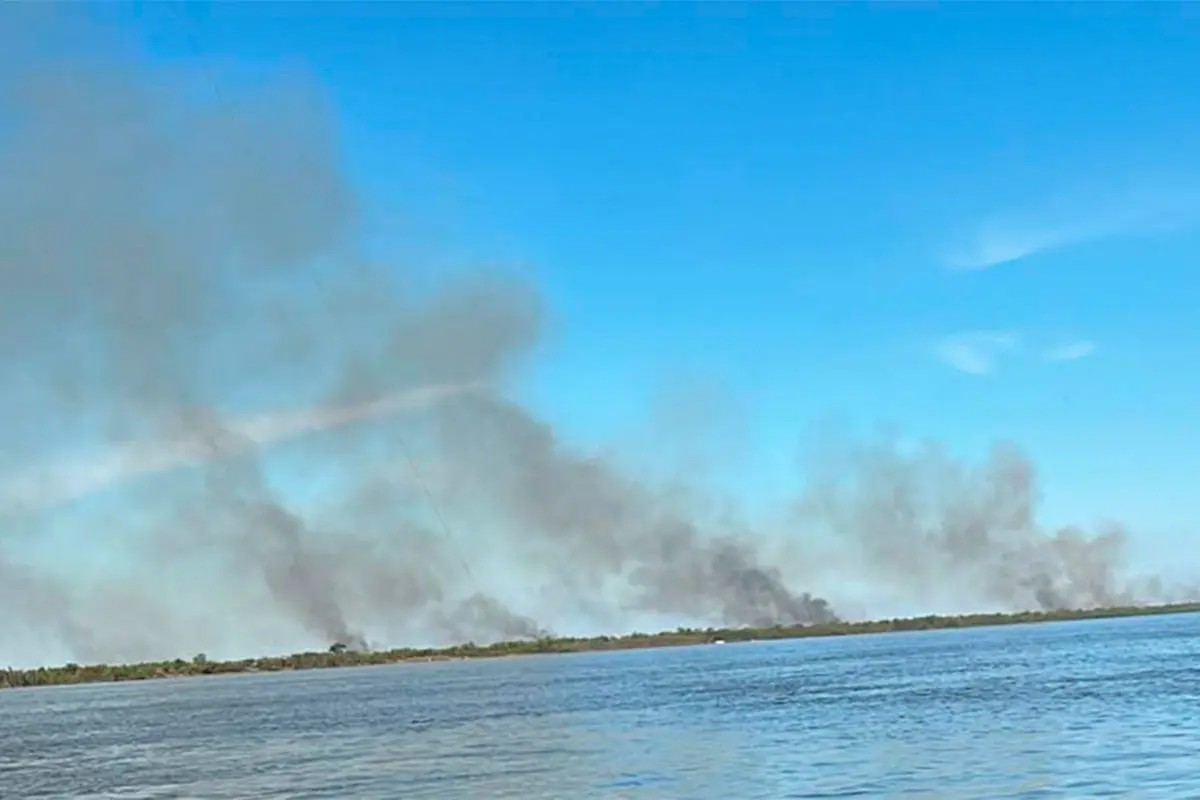 nuevos-incendios-en-las-islas-entrerrianas-el-humo-afecta-la-ruta-rosario-victoria-20260916-060245