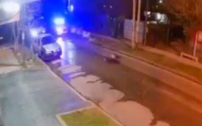 Persecución fatal en La Matanza: dos hombres iban en una moto robada, chocaron con un patrullero y uno murió