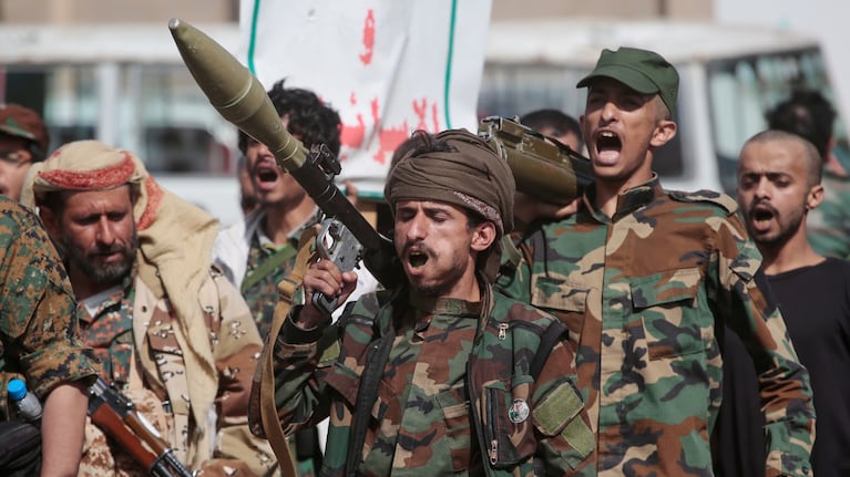 tension-en-medio-oriente-los-rebeldes-huties-de-yemen-bombardearon-una-base-militar-de-arabia-saudit-20260913-010234